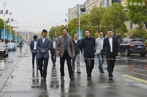 上海重型機(jī)器廠王琪參觀集團(tuán)廠區(qū)